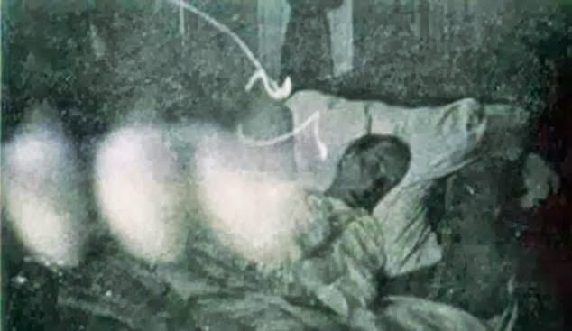 Bức ảnh này chụp một người đang hấp hối. Ba quả cầu bí ẩn được cho là bóng của linh hồn người chết, một số khác nói rằng đó chỉ là dấu vân tay trước ống kính.